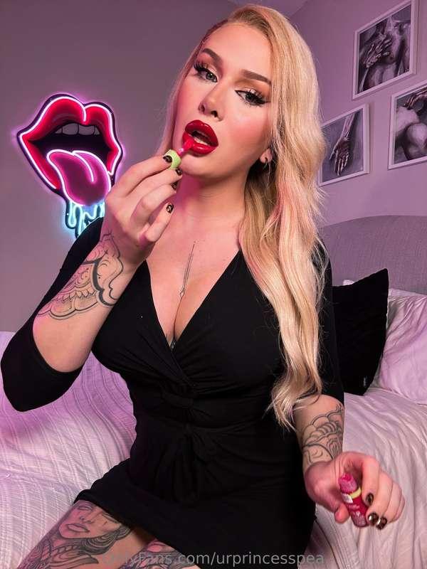 I love a red lip.... Drives you wild doesn't it ? 😈