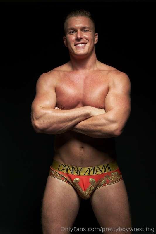 Who wants to wrestle @drewharperxxx !?