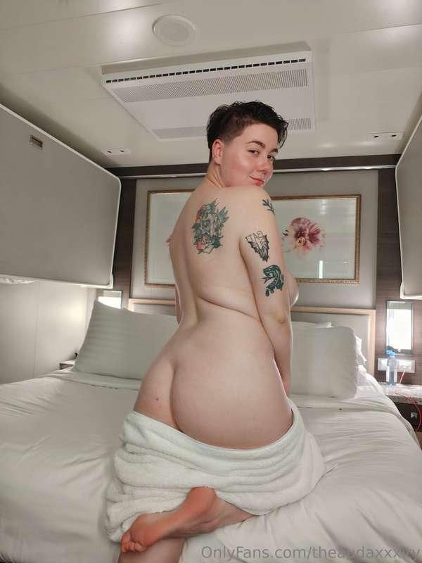 Let's get down to business~~~ to masturbate~~~ during a cruu..