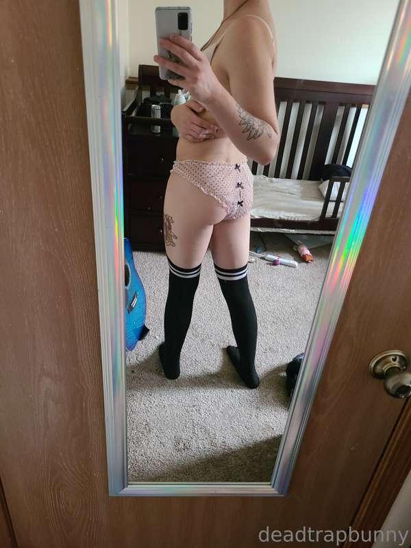 The girl bulge is strong today 💜