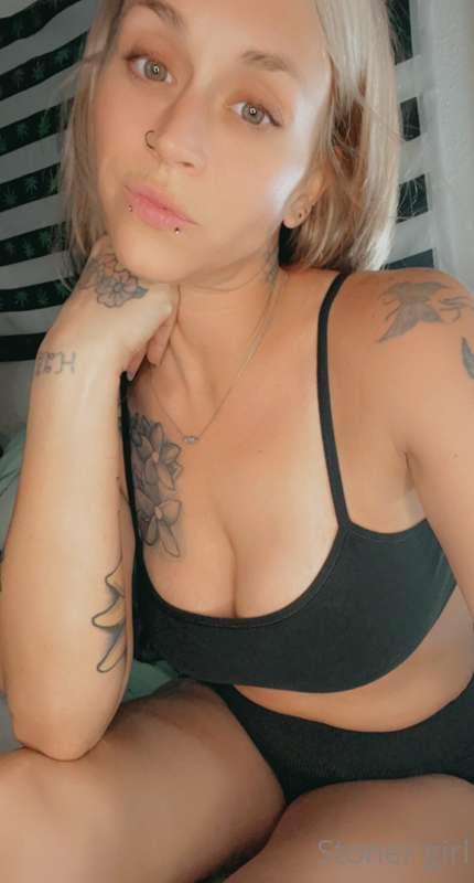 Just relaxing waiting to masturbate for you💋💋