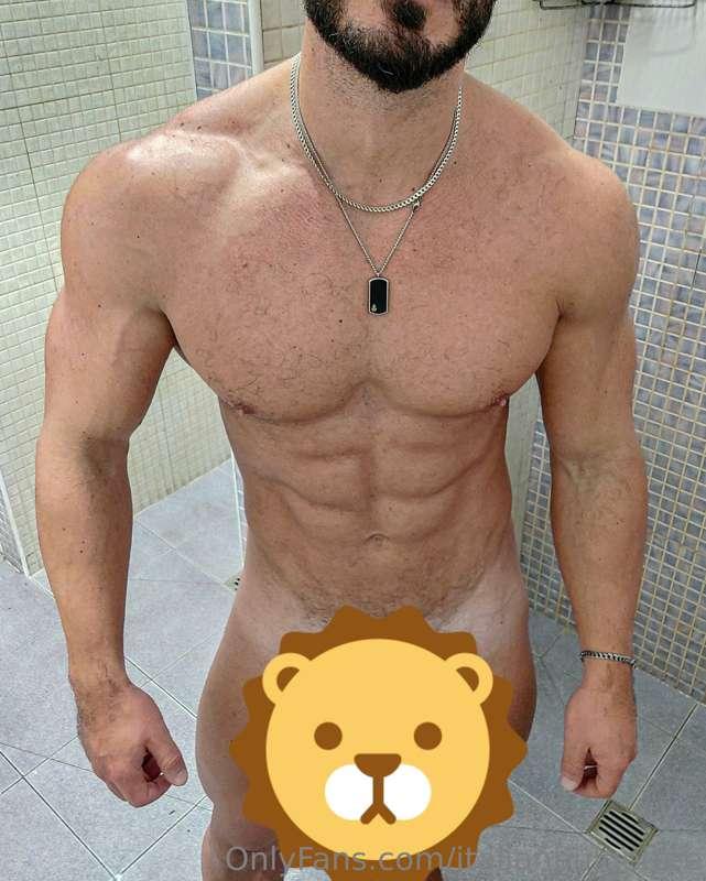 Shower time 😏
.
Doccia post allenamento 🤭

https://onlyfans...