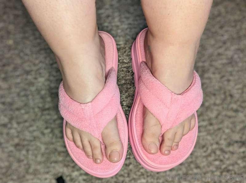 Even unpainted my toes are so cute 🥺