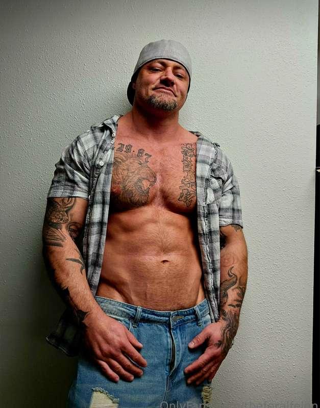 Do you love tattoos, muscles, and big cocks if so your in th..