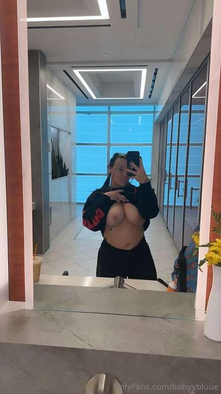 Happy to have my big tits back on the ground ✈️😈