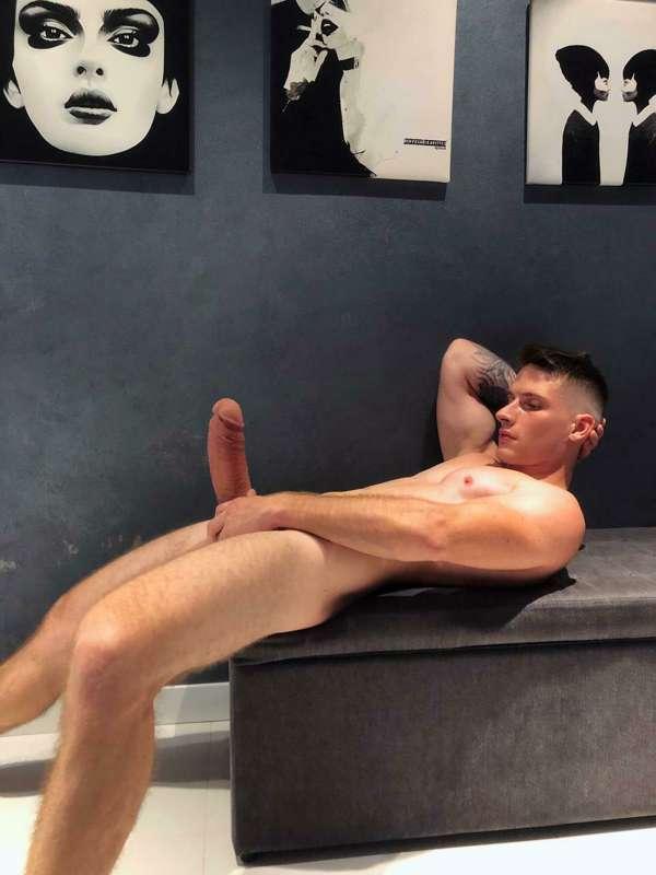 Welcome to @Yoursteve

Follow this 21 y.o. GAY tatted, sexy ..