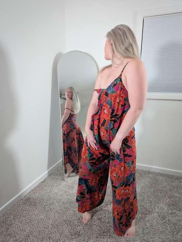 These flowers aren’t the only thing blooming tonight… 💋 Come..