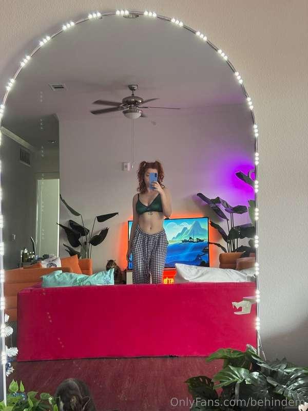 the beautiful body of a girl who stayed up all night 