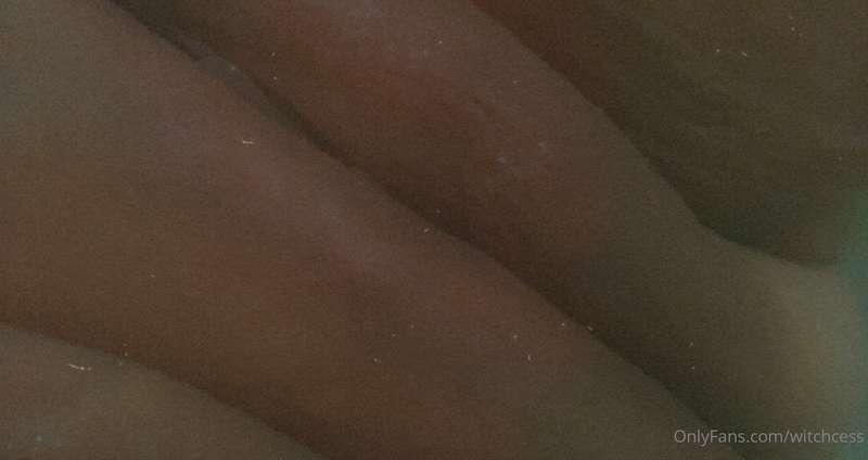 My little pussy is so cute, who wants to watch me fuck it la..