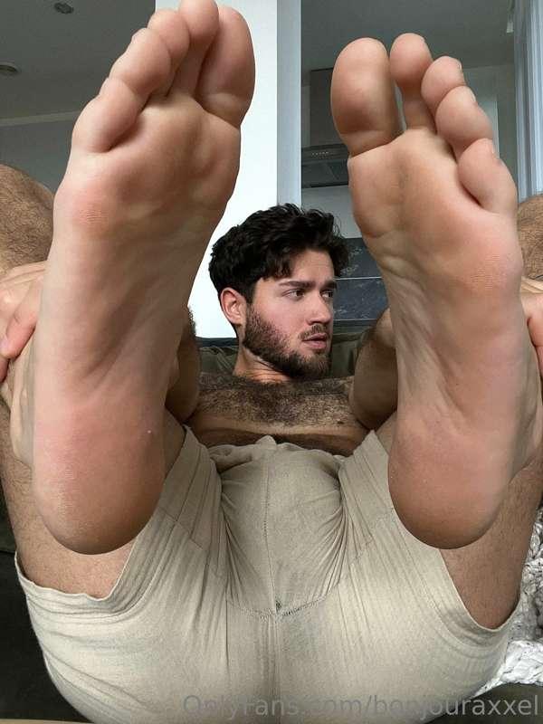 Just your favorite French boy, exposing his horny hole for y..