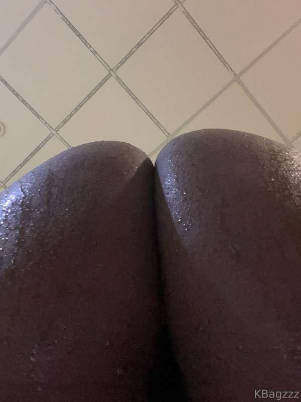 💦 In the spa and my Juicy Fruit keeps swallowing up the seat..