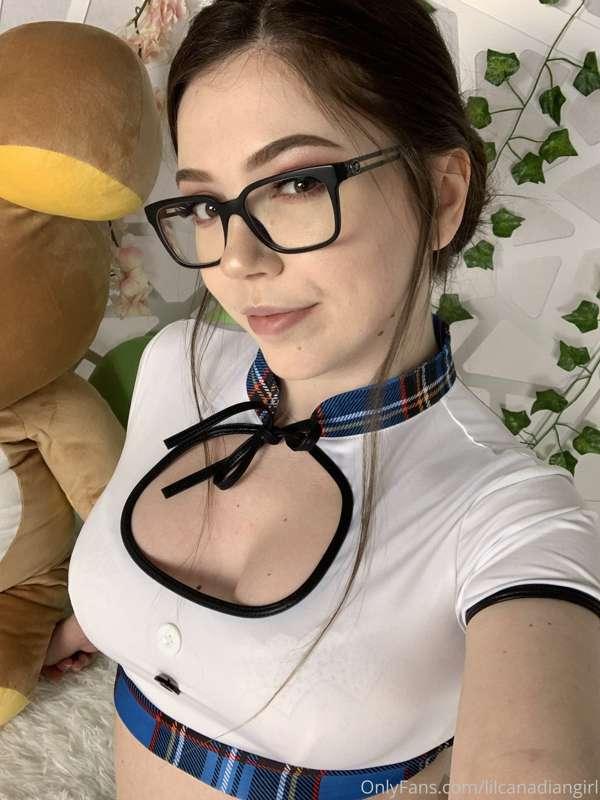 Can I be your little school girl? 🥺🤓