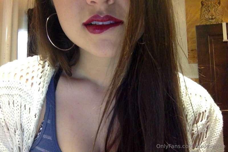 Something about red lipstick… 💄😇