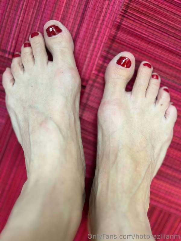 Red toes, do you like?