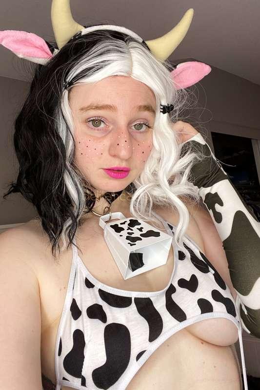 I played with a new fetish in my Hucow video 🐮  🖤