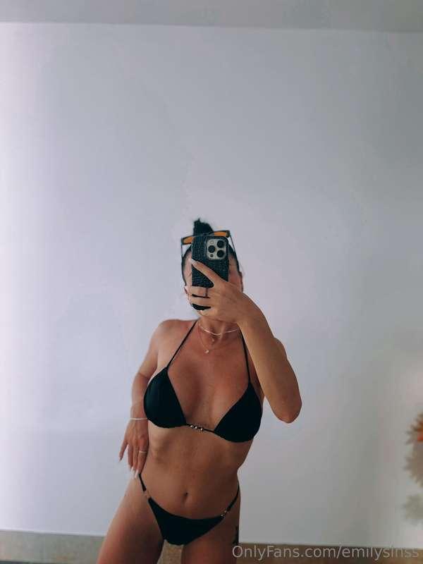 I feel teasey when I wear nothing but my bra and panties 😉🤭