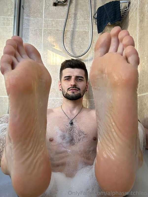 Bet you love my wrinkled Bath feet 😈