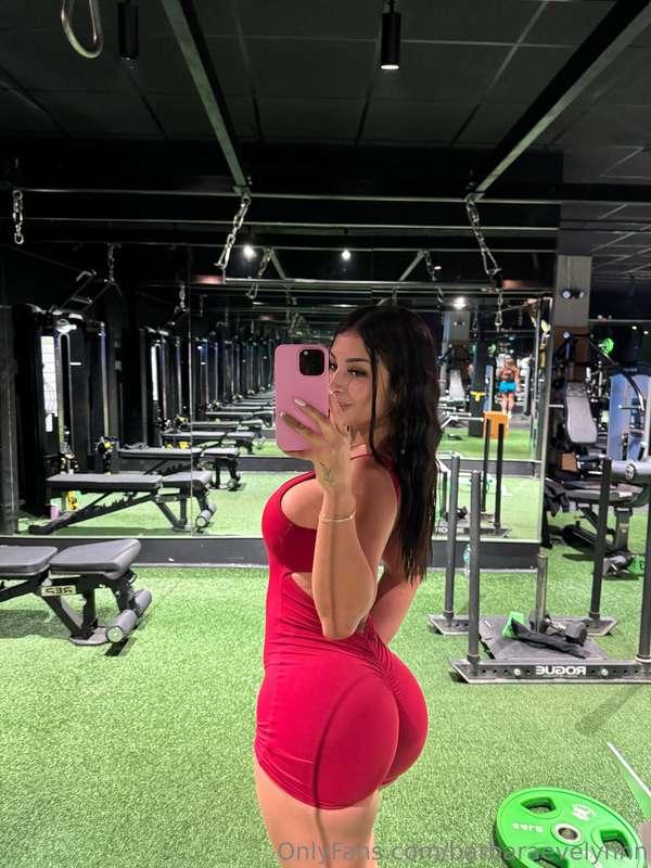 Main character energy. 💅🍑