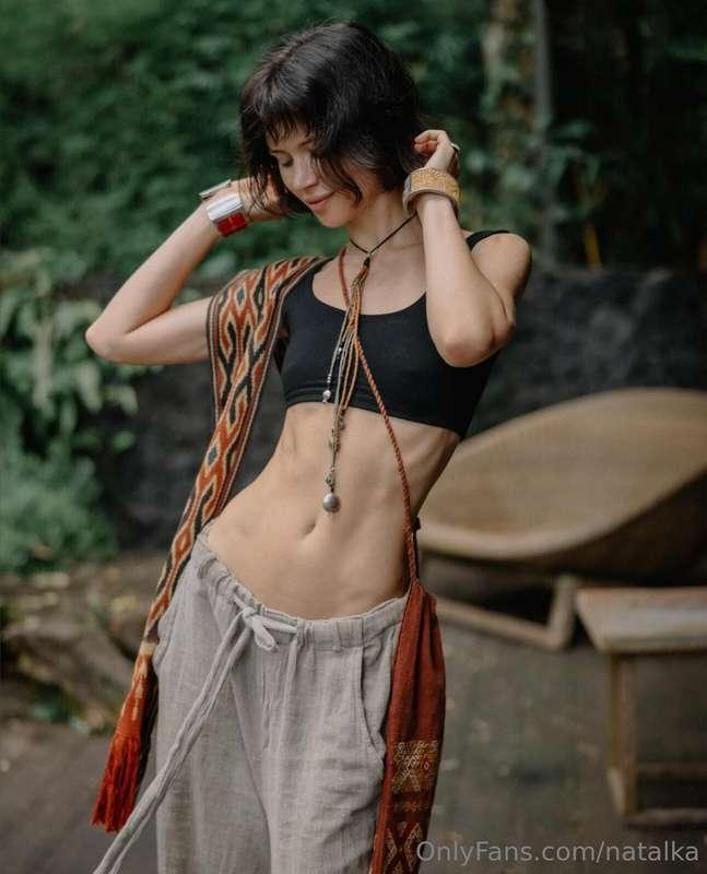 my tummy's waiting for kisses💋