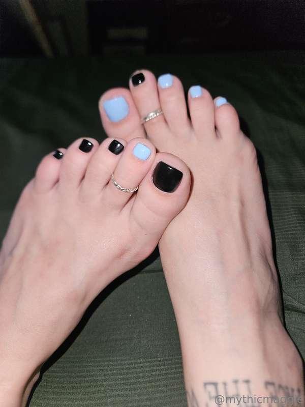 New pedi 👀🖤🩵 do you like it!? I haven't done something like ..