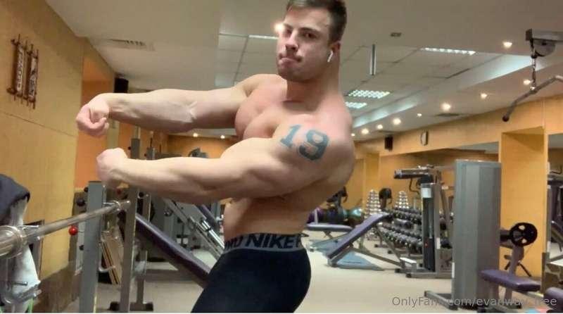 Massive and perfec conditions🤤🔥 Muscle worship… upper body 💦..