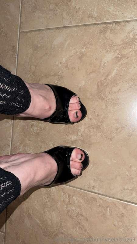 Do my cute feet make you want to jerk off all over them?