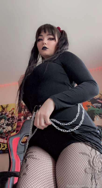 Like today’s outfit? 🖤
