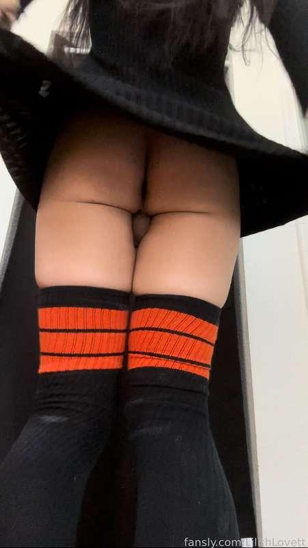 Oh? Me flashing you? Little bit of a tease? A little bit of a brat? Maybe you should put me in my place? Oh noooooo. 🤭

#LilithLovett #video #clip #Goth #emo #turtleneck #dress #stockings #bottomless #liftingdress #bulge #balls #cock #gock #butt #ass #bussy #breasts #boobs #tits #flashing #ts #trans #transsexual #hrt