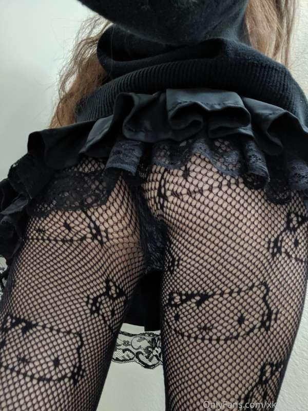 Wearing my shortest skirt out today to hang out around the c..