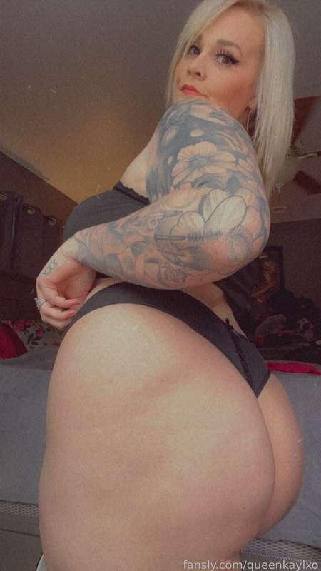 Is my ass thick enough for you? send me a message if you wanna play with it!😋😉