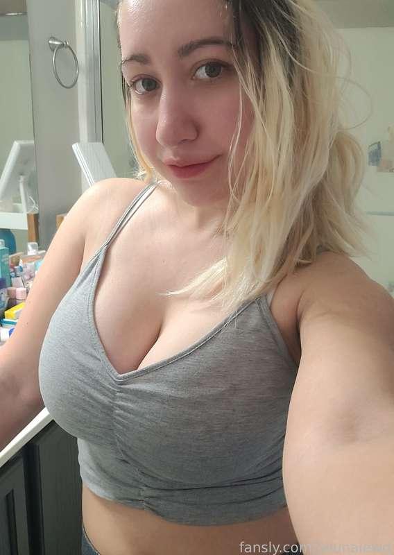 Happy Hump Day! What do you think of my booty at this angle? Send me a message, let me really know 💋