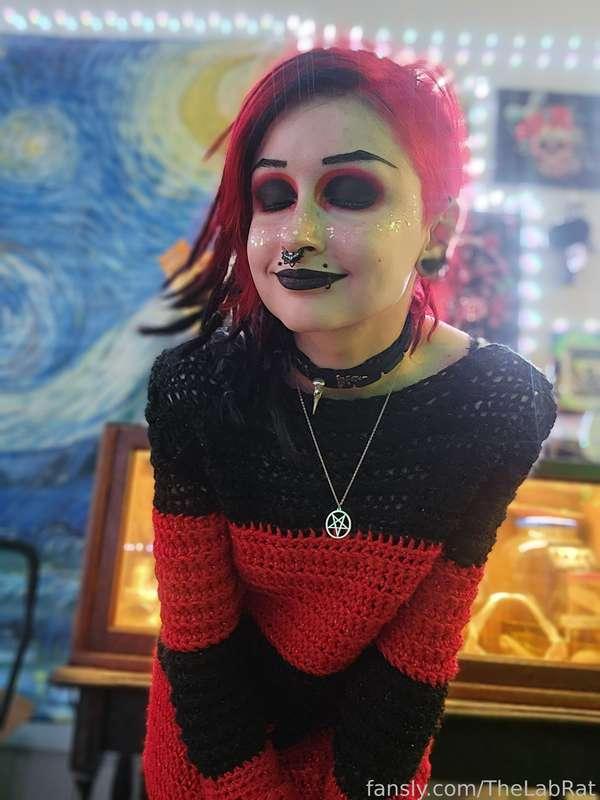 Good morning!!
Lol I was so wiped yesterday from all of the walking around the city that I did😅
The goth club was super fun, I'm definitely glad I went out that way

Today I'll have to go out and get some things for our small Halloween party tomorrow, at least the house is already properly decorated😅🤣

Do you have any plans for Halloween?😘