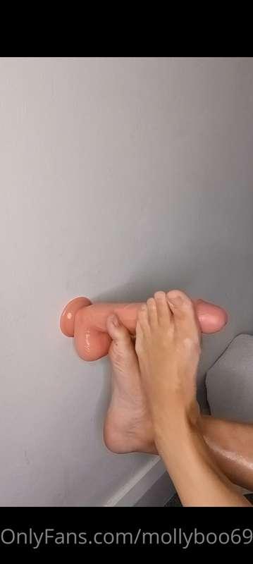 MMMMM Wanna see me give your cock a hot foot job 😏 😋 DM me b..