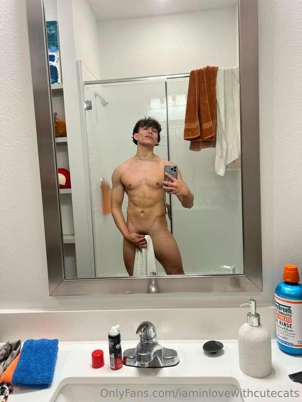 🤔 Anyone free to lend a hand with this towel?