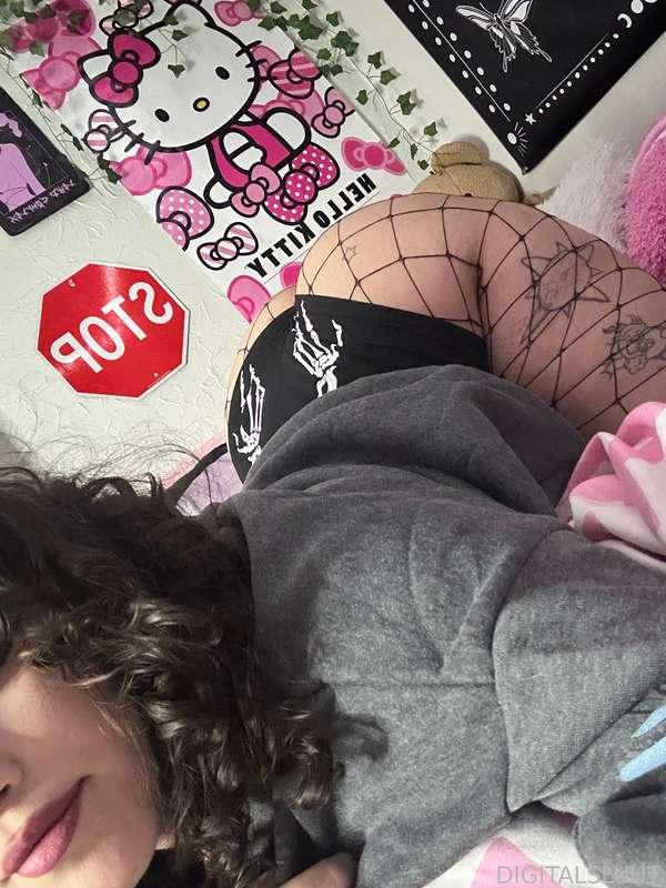 sitting in my favourite position ~ rate my arch? 

#bigbooty #tattoos #butt #horny #fishnets #arch 
