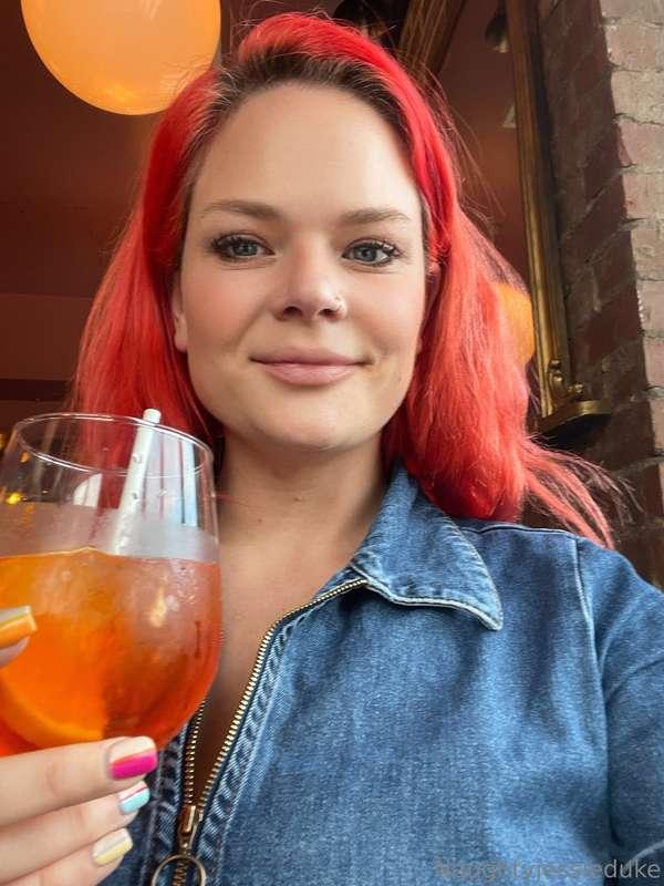 Cheers to the weekend 🍹 🌟 