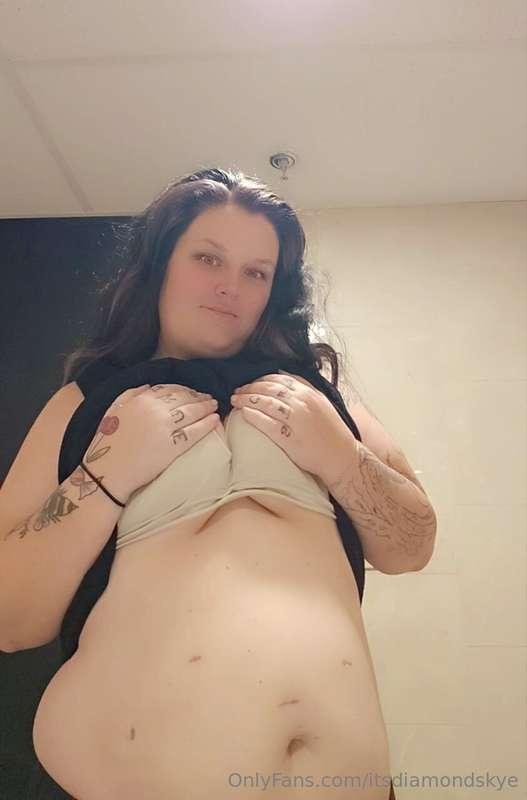 My bra’s crying for help… these tits need attention 🫠🧷🍑