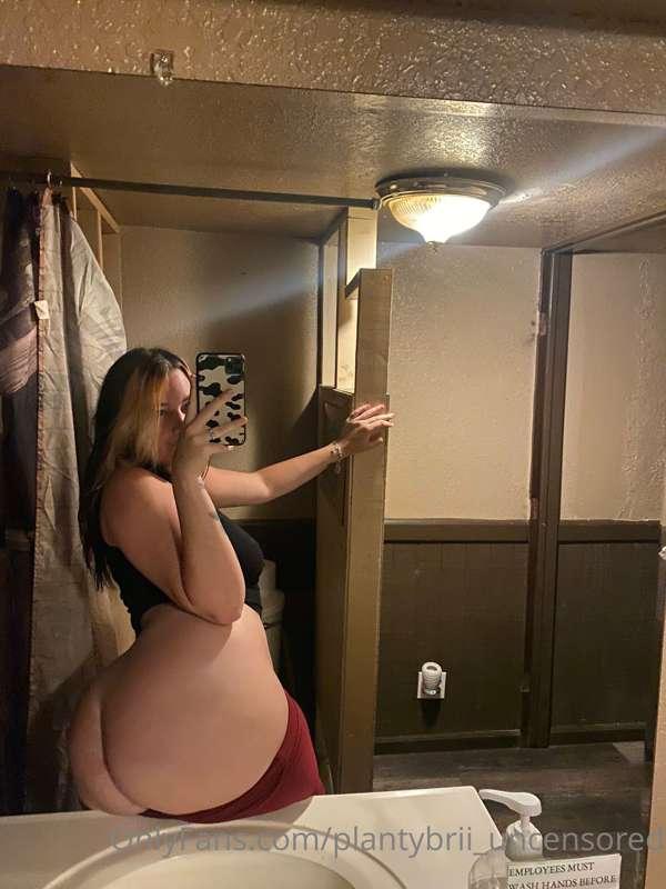 sneaky nudes in the bar 😉