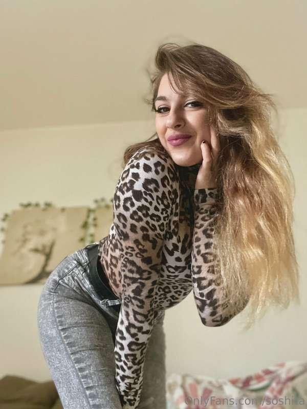 Che fai ancora non mi scrivi? 
Ho voglia di essere spogliata..