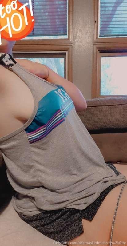 That side boob... 🥵🥵 wanna see more? 😈