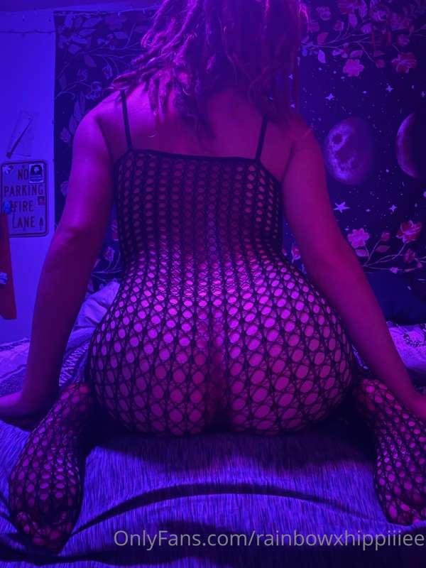 Booty in my fishnet suit 🤤 catch a glimpse of my sweet pussy..