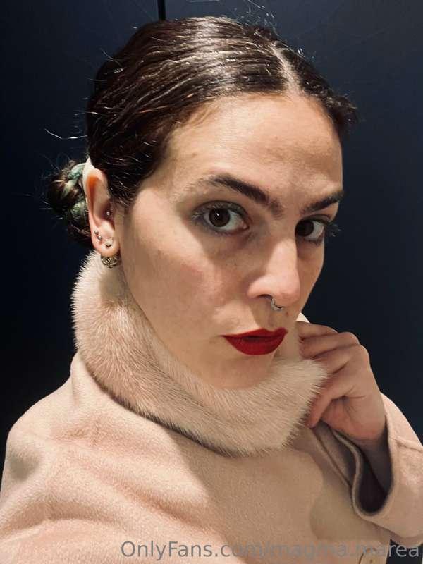 Pronta per andare ad una festa un pò particolare 🤫 Sembro co..