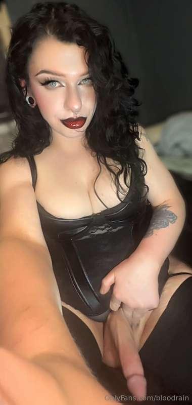 Serving a little pinup girl/burlesque dancer with a big dick..