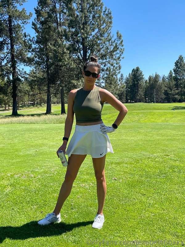 Who’s going golfing this weekend? 😘🏌🏻‍♀️