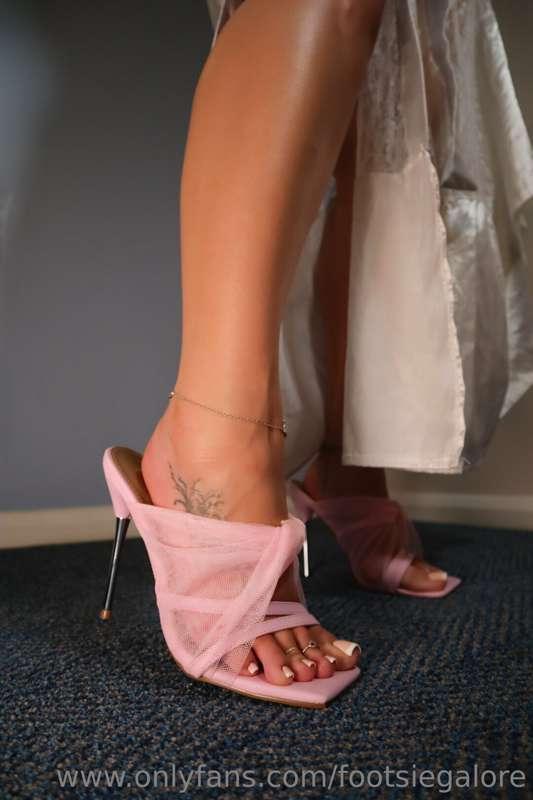 Pretty in pink with my perfect french pedi! Im wrapped up li..