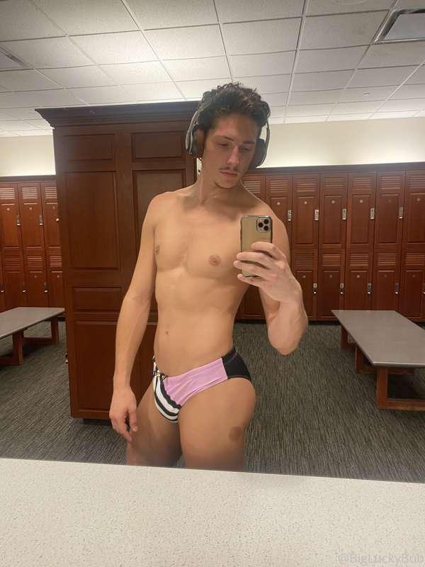 Leg day to prep for Chicago pride 😜