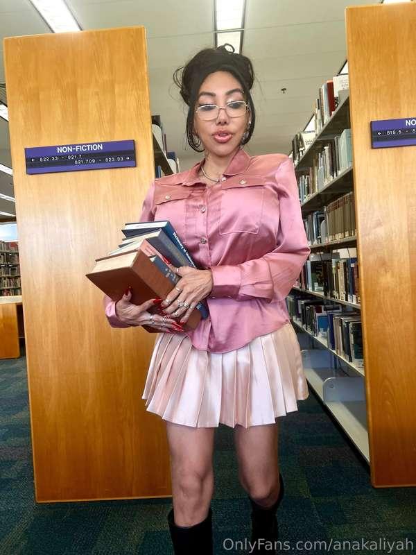 Serving looks and literary knowledge. 📚📓👩‍🏫