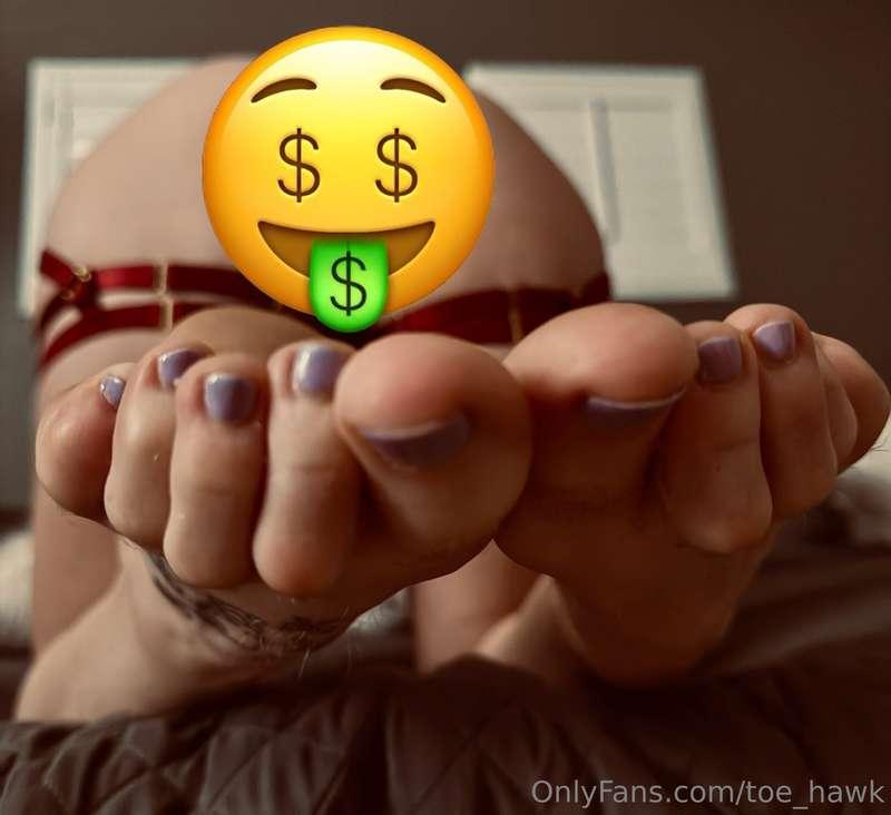 I wonder what you'd do to my feet. Dm for uncensored version..