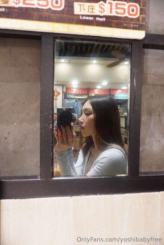 I don’t need to pose, I am the distraction 💗