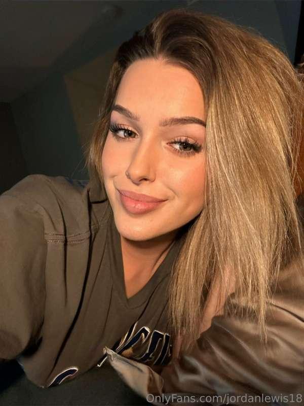 Hi daddy 😈😉 Cum hang with me 😈